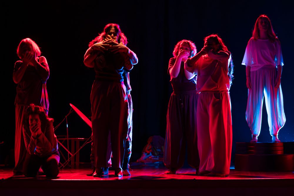 Il cast di ICEBERG in scena